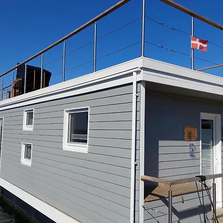 Ботель Houseboat Hecht In At The Marina Minde